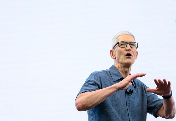 Apple WWDC 2024 etkinliğinde tanıtılan Liquid Glass tasarım arayüzü gösteriliyor.