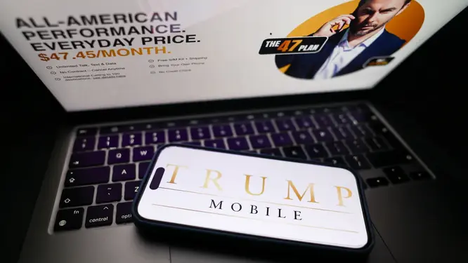 Trump Mobile logosu ve yeni cep telefonu modeli tanıtım görseli.