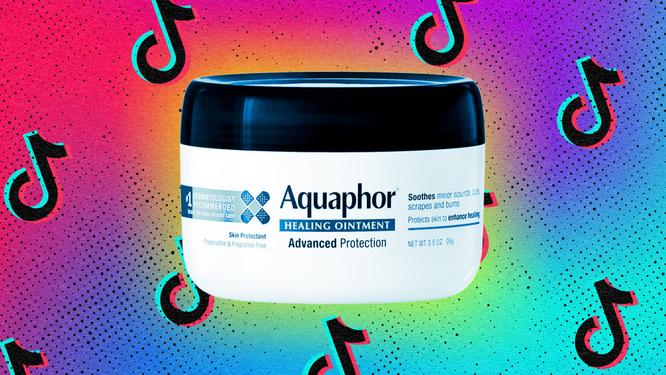 Aquaphor temalı şeffaf çanta süsleri ve aksesuarlar gösteriliyor.