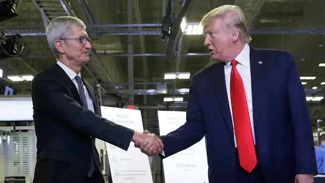 Apple’ın ABD’deki üretim yatırımlarını ve teknoloji geliştirme sürecini gösteren toplantı görüntüsü