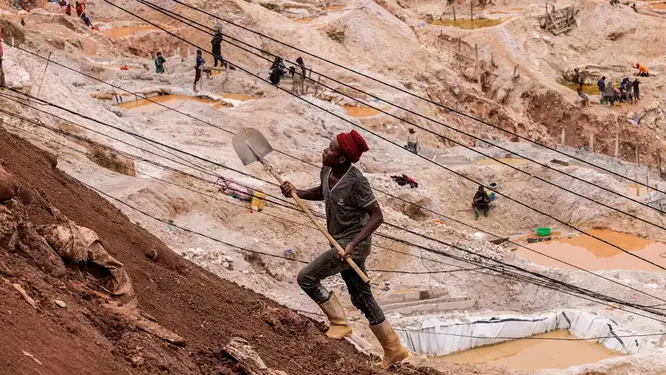 Kongo'da M23 isyancılarının kontrolündeki Rubaya koltan madeninde işçiler çalışıyor.