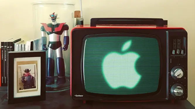Apple TV ve Siri Remote ile evde oyun deneyimi sunan modern bir medya cihazı.
